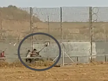 بالفيديو|| شاب فلسطيني يسحب سلاح جندي إسرائيلي بقوة على حدود غزة.. ووزارة الصحة تتحدث عن 24 إصابة بالقطاع - وكالة ستيب نيوز