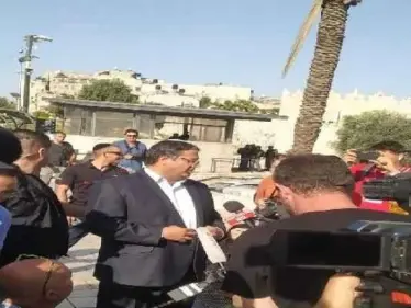 بالفيديو|| عضو بالكنيست يغادر منطقة باب العمود بعد اقتحامها ورفع علم إسرائيل فوقها.. والشرطة الإسرائيلية تعتقل شباناً فلسطينيين حاولوا التصدي له - وكالة ستيب نيوز