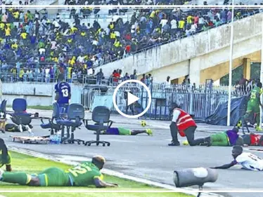 شاهد بالفيديو|| لاعبو كرة قدم يتعرضون لهجوم يتسبب بإيقاف مباراتهم.. والفاعل - وكالة ستيب نيوز