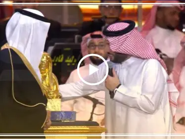 فيديو || تركي آل الشيخ يهدي أميرًا سعوديًا تمثالًا من الذهب الخالص.. وهذه قيمته - وكالة ستيب نيوز