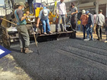 بالصور|| مع اقتراب فصل الشتاء .. تعبيد الطرق الرئيسية في مخيمات الشمال السوري - وكالة ستيب نيوز