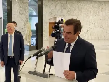 بالفيديو|| رد فعل جورج قرداحي في أول مؤتمر صحفي له كوزير على صحفية سألته سؤالاً حساساً - وكالة ستيب نيوز