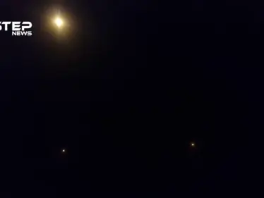 مشاهد لسقوط عشرات القنابل المضيئة التي أطلقتها قوات النظام على قرى جنوب شرقي ريف إدلب - وكالة ستيب نيوز