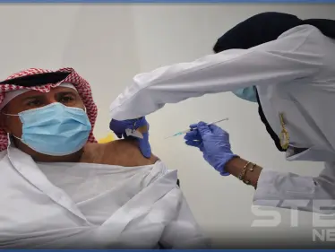 السعودية تبدأ حملة التطعيم ضد كورونا.. شاهد ردة فعل أول سيدة تلقت اللقاح - وكالة ستيب نيوز