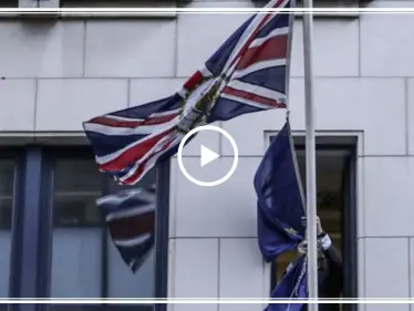 بالفيديو|| قبيل ساعات من تطبيق الـ"بريكست".. بريطانيا تزيل أعلامها من ممثليتها بالاتحاد الأوروبي - وكالة ستيب نيوز