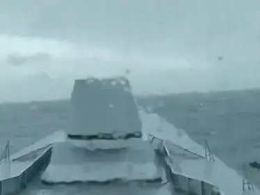 بالفيديو|| سفينة حربية سعودية تدخل عين الإعصار شاهين ببحر العرب والإمارات تتخذ إجراءات استباقية لاستقباله - وكالة ستيب نيوز