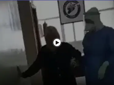 بالفيديو|| طبيب يغني في إحدى مستشفيات إدلب مستخدماً الموليّة الرقاوية من أجل تخفيف المرض عن سيدة مسنة - وكالة ستيب نيوز