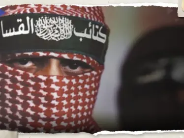 شاهد|| ظهور "شخصية غامضة" مع مقاتلي القسام تثير جدلاً.. شوهدت خلال عملية تبادل الأسرى - وكالة ستيب نيوز