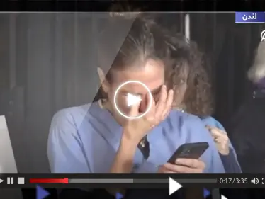 شاهد|| طبيبة بريطانية تنهار بالبكاء أثناء قراءتها لرسالة طارئة من مدير مستشفى الشفاء - وكالة ستيب نيوز