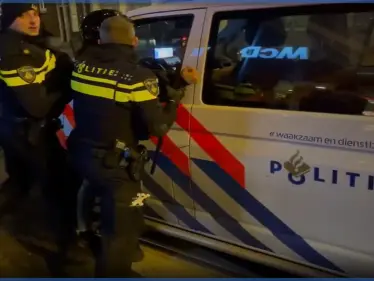 بالفيديو|| تجدد المواجهات بين المتظاهرين والشرطة في هولندا بعد نشر كلاب مدربة واعتقال العشرات - وكالة ستيب نيوز