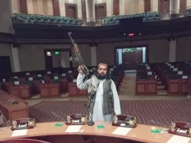 بالفيديو|| طالبان تدخل مقر البرلمان الأفغاني وواشنطن تبدي استغرابها وتتحدث عن خطة لتأمين مطار كابل - وكالة ستيب نيوز