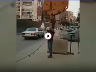 بالفيديو|| فقط في لبنان.. رافعة بناء لتوصيل الطعام وطبيب يستقل دراجة هوائية إلى المستشفى لإجراء عملية طارئة بعد انقطاعه من البنزين - وكالة ستيب نيوز