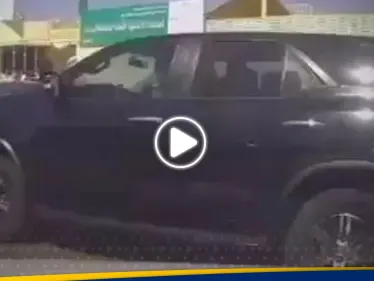 دفعته زميلته على الأسفلت.. شاهد|| لحظة نجاة طالب بأعجوبة من حادث دهس في السعودية - وكالة ستيب نيوز