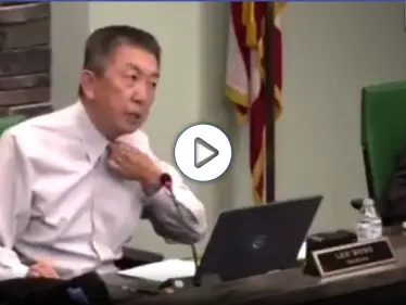 بالفيديو|| رداً على العنصرية.. جندي أمريكي سابق يخلع ثيابه وسط اجتماع رسمي ليظهر ندوب الحرب في جسده - وكالة ستيب نيوز