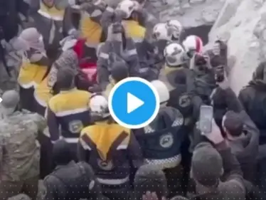 بالفيديو|| مشاهد "مؤثرة" للحظة إنقاذ عائلة سورية كاملة من تحت ركام منزلهم بعد الزلزال - وكالة ستيب نيوز