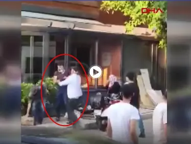 بالفيديو|| بسبب الهاتف.. شاب يهين والدته ويضربها وسط الشارع في إسطنبول وردة فعل المارة - وكالة ستيب نيوز