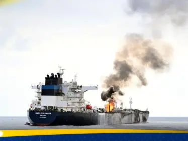 بعد استهدافها من الحوثيين.. إخماد حريق سفينة بريطانية ونقلها لمرفأ آمن (صور) - وكالة ستيب نيوز