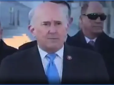 بالفيديو|| سقطت أسنانه وحاول تفادي الأمر.. موقف محرج لنائب ولاية تكساس خلال إلقاء خطاب - وكالة ستيب نيوز