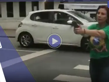 بالفيديو|| نائبة برازيلية يمينية تشهر سلاحها بوجه مواطن هتف لسيلفا وتلاحقه داخل محل تسوق - وكالة ستيب نيوز
