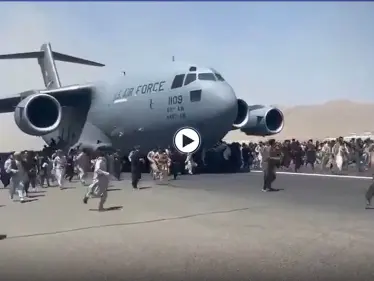 بالفيديو || مشهد مخيف.. أفغان هاربون يتساقطون من طائرات أمريكية تعلّقوا بعجلاتها - وكالة ستيب نيوز