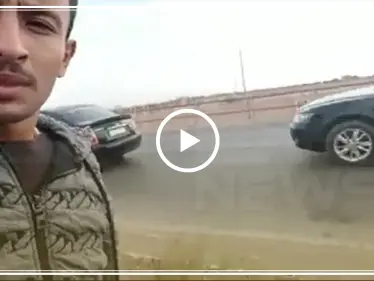 رافعًا الإصبع الأوسط.. هكذا استقبل شاب قوّات النظام الداخلة إلى الرقة - وكالة ستيب نيوز