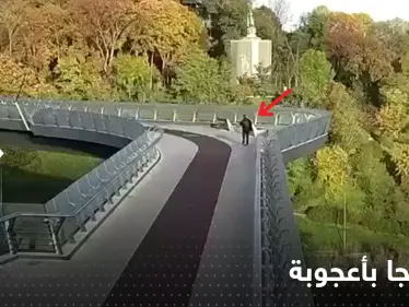 بالفيديو|| رجل نجا بأعجوبة بعد أن كان على جسر كييف لحظة القصف الروسي - وكالة ستيب نيوز