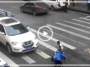 فيديو || شاهد ردة فعل الطفل بعد دهس أمه بسيارة.. تثير الذهول - وكالة ستيب نيوز