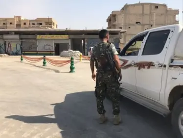 حواجز "قسد" في الرقة تلاحق المنشقين والمتخلفين عن صفوفها - وكالة ستيب نيوز