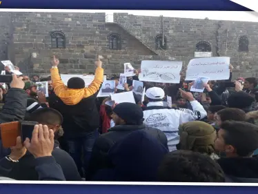 أهالي بصرى الشام بدرعا يتظاهرون نصرة لإدلب.. وشبح الاغتيالات يلاحق قادة المصالحات - وكالة ستيب نيوز