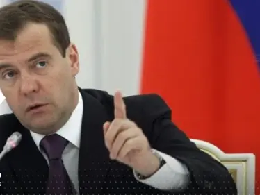 مدفيديف يحذر من العبث بالعضوية الدائمة و"الفيتو".. ويذكر بمصير عصبة الأمم - وكالة ستيب نيوز