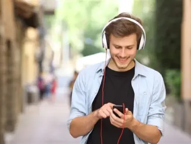 منظمة الصحة العالمية تُحذّر من سماعات الأذن، تعرّف على مخاطرها - وكالة ستيب نيوز