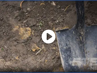 بالفيديو|| دفن والدته على قيد الحياة والسلطات تنتشلها حية من القبر بعد أيام - وكالة ستيب نيوز