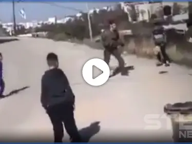 بالفيديو|| جندي إسرائيلي يحمل سلاحاً ويلعب الكرة مع أطفال فلسطينين.. والمفاجأة عند إحراز الهدف - وكالة ستيب نيوز