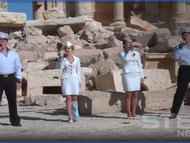 بالفيديو|| على أنقاض قتلى النظام السوري وقرب "كمين البادية".. القوات الروسية تقيمّ حفلاً موسيقياً - وكالة ستيب نيوز