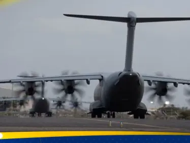 بعد أن أخطأت إحدى طائرات الإغاثة هدفها.. شاهد مئات أهالي غزة يتوجهون إلى الشاطئ للحصول على الطعام - وكالة ستيب نيوز