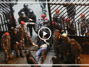 شاهد بالفيديو|| بعد الرصاص بالعين.. الأمن اللبناني يستخدم الأسيد ضدَّ المتظاهرين في بيروت - وكالة ستيب نيوز