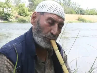 الحاج مصطفى رجل سبعيني يعزف على الناي من سكان مدينة جسر الشغور بريف إدلب - وكالة ستيب نيوز