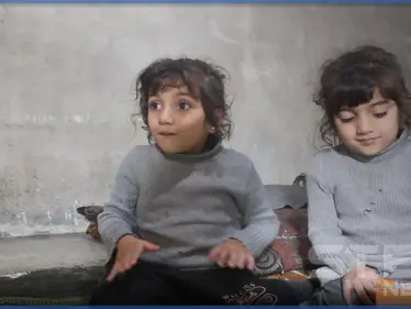 ذاكرتهما القوية قيّدها المرض والفقر.. رؤى ورؤية تحلمان بالمشي والانضمام للمدرسة (فيديو) - وكالة ستيب نيوز