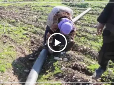 بالفيديو|| أم مفجوعة تجمع أشلاء طفلها الذي قضى بغارة حربية روسية جنوبي حلب - وكالة ستيب نيوز