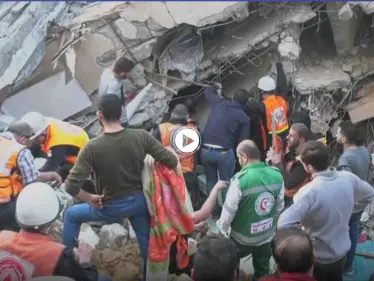 شاهد بالفيديو: لحظة إخراج رجل كبير بالسن على قيد الحياة كان تحت الأنقاض في حي الرمال بغزة - وكالة ستيب نيوز