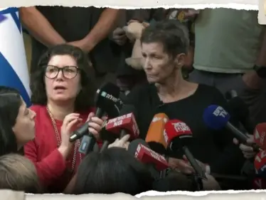 بعد أن أشعلت والدتها غضباً بحركة فعلتها مع عنصر بحماس.. ابنة أسيرة إسرائيلية توضح السبب - وكالة ستيب نيوز