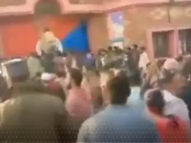 بالفيديو|| حشد غاضب يضرب رجلاً حتى الموت في باكستان بتهمة "تدنيس" القرآن - وكالة ستيب نيوز