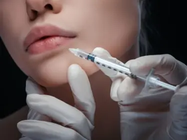 عمليات تجميل الشفايف بالليزر.. أنواعها وكيفية إجراءها والمخاطر مع تكلفتها بشكل مفصل - وكالة ستيب نيوز