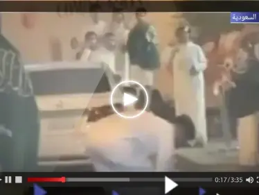 وسط الشارع.. فتاة سعودية تخرج من سيارتها وتنهال بالضرب على شاب (فيديو) - وكالة ستيب نيوز