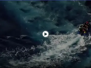 السلطات الليبية تطارد زورقا مليئا بالمهاجرين بالأعيرة النارية .. والاتحاد الأوروبي يطلب تفسيراً - فيديو - وكالة ستيب نيوز