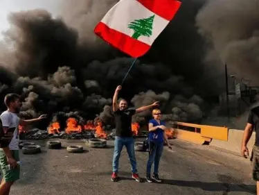 محتجون في لبنان يقطعون الطرقات المؤدية إلى بيروت شمالاً وجنوباً - وكالة ستيب نيوز
