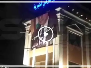 بالفيديو|| بهذه الطريقة متظاهرون لبنان يزيلون صورة دياب بصيدا - وكالة ستيب نيوز