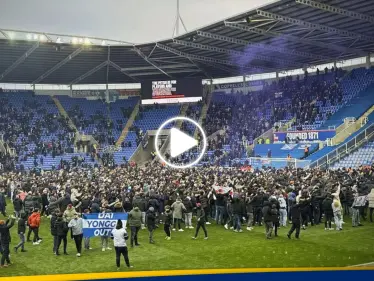 شاهد|| جماهير تقتحم ملعب مباراة كرة قدم في إنجلترا وتوجّه رسالة - وكالة ستيب نيوز