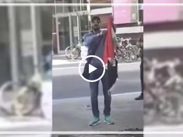 سجال حاد بين مؤيد للنظام السوري ومعارض يحرق علم النظام أمام السفارة السورية في برلين (فيديو) - وكالة ستيب نيوز