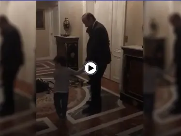 بالفيديو || عقب الحكم عليه بالسجن.. رفعت الأسد يرقص مع أحفاده في فرنسا - وكالة ستيب نيوز